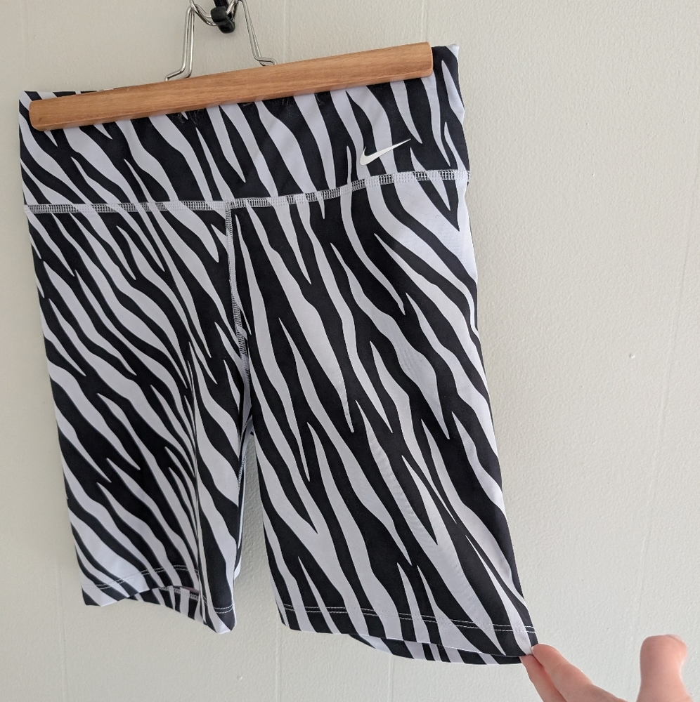 Nike Dri Fit Hi Rise Biker Shorts - Picture 3 of 6